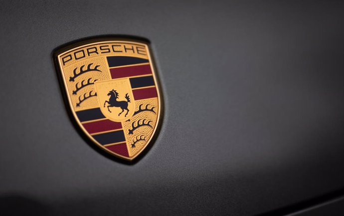 Archivo - FILED - 22 February 2022, Baden-Wuerttemberg, Stuttgart: The Porsche logo is seen on a car at the company's headquarters in Stuttgart-Zuffenhausen. Photo: Christoph Schmidt/dpa