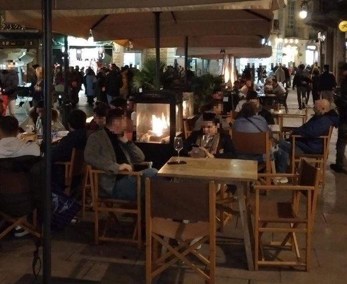 Terrazas con estufas en la plaza del Pi de Barcelona.