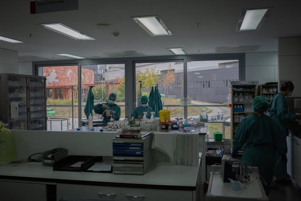 Archivo - Personal sanitario que atiende Covid 