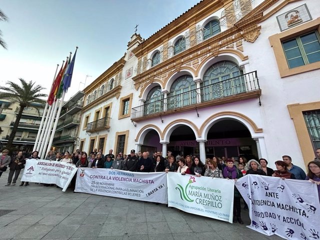 Concentración de repulsa en el Ayuntamiento de Dos Hermanas tras el último crimen machista en Andalucía, ocurrido en la barriada sevillana de Montequinto.