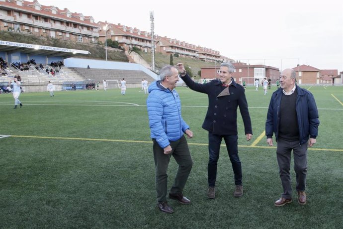 El vicepresidente, Pablo Zuloaga, en el campo de fútbol de San Vicente de la Barquera, que estrena iluminación