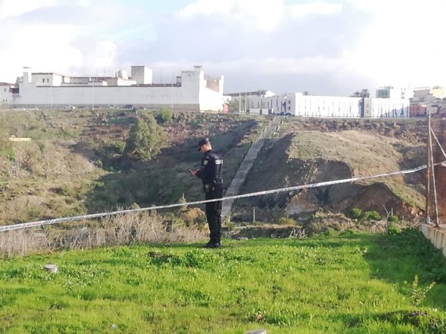 Un agente de la Policía, en la zona donde se ha hallado el cadáver de un niño de ocho años que había desaparecido en un barrio de Ceuta horas antes