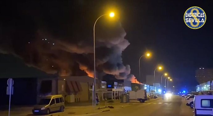 Incendio en las naves del Polígono El Pino.