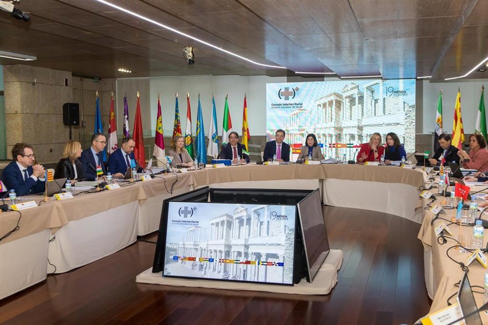 La ministra de Sanidad del Gobierno de España, Carolina Darias, y el presidente de la Junta de Extremadura, Guillermo Fernández Vara, junto con los consejeros participan en la reunión plenaria del Consejo Interterritorial del Sistema Nacional de Salud