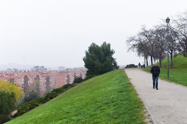 El parque del Cerro del 'Tío Pío' o popularmente conocido como el 'Parque de las siete tetas' con bancos de niebla.