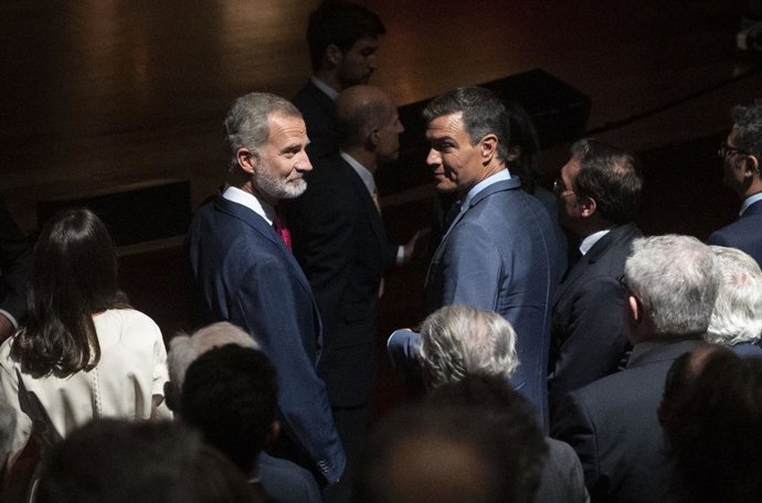 Archivo - El Rey Felipe VI y el presidente del Gobierno, Pedro Sánchez, a su llegada al acto inaugural del 'Año Picasso', conmemorativo del 50 aniversario de su muerte, en el Museo Nacional Centro de Arte Reina Sofía