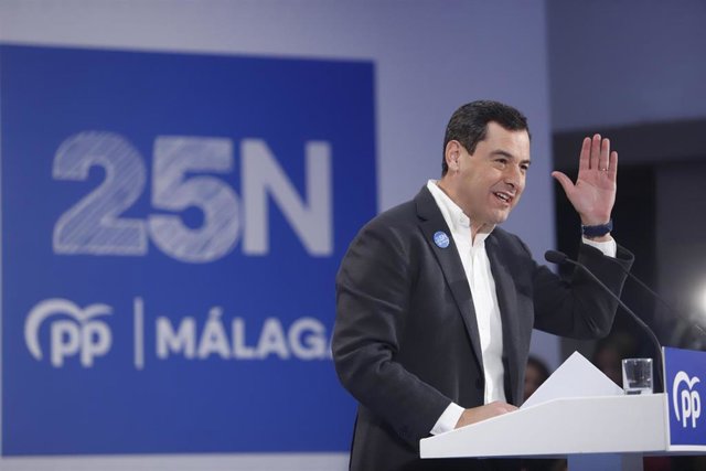 El presidente del PP-A y de la Junta, Juanma Moreno, en el acto de  la entrega de premios Junt@s contra la violencia de género del PP de Málaga con motivo del 25N a 25 de noviembre del 2022 en Málaga (Foto de archivo)