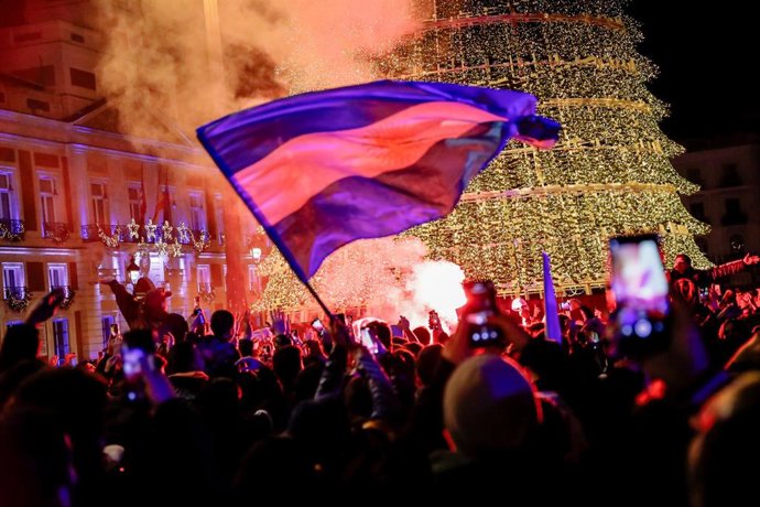 Cientos de aficionados argentinos celebran la victoria de la Selección Argentina en el Mundial de Qatar 2022, a 18 de diciembre de 2022, en Madrid (España). 