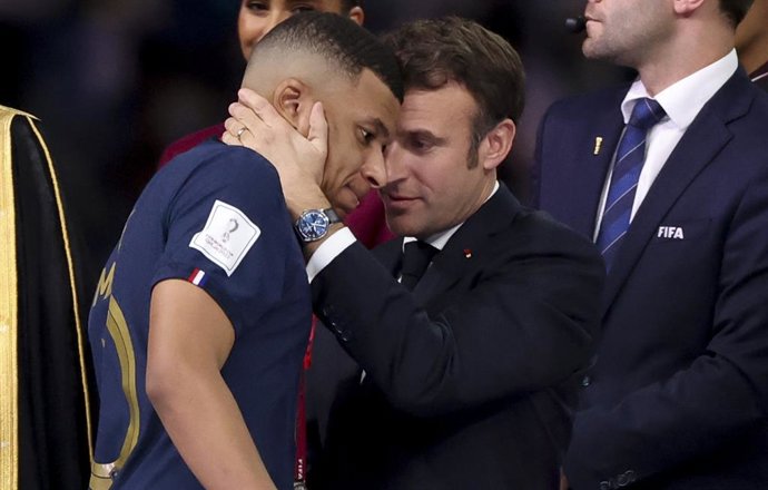 El presidente de Francia, Emmanuel Macron, saluda al futbolista Kylian Mbappé