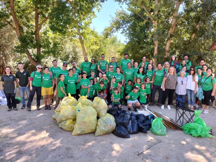 Jornada de recuperación ambiental e interpretación ornitológica realizada en la playa fluvial del río Alberche en Escalona, Toledo.