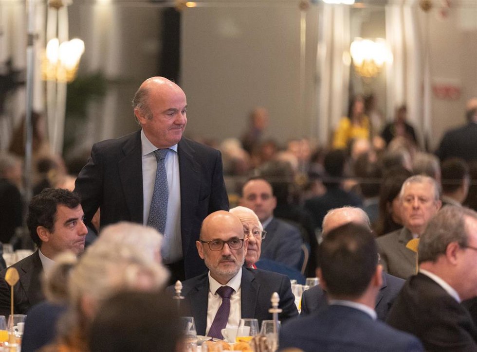El vicepresidente del Banco Central Europeo, Luis de Guindos,  a su llegada al desayuno informativo de la tribuna Fórum Europa, en el Hotel Mandarin Oriental Ritz, a 19 de diciembre de 2022, en Madrid (España). El acto está organizado por Nueva Economía