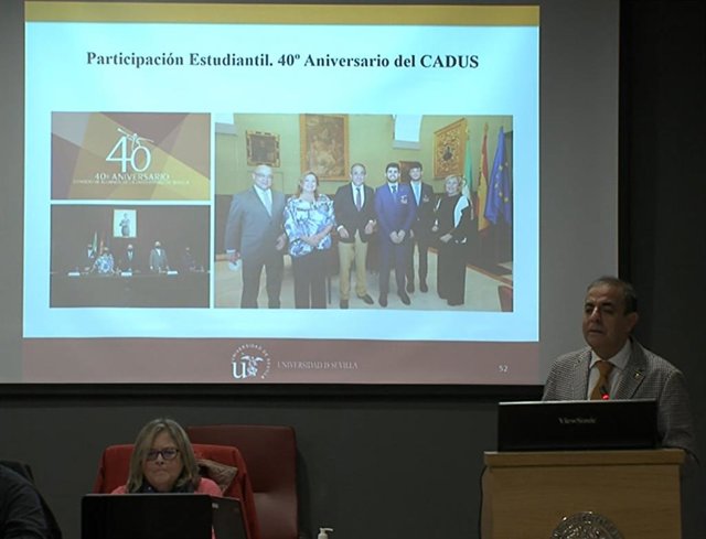 El rector de la US, Miguel Ángel Castro, en la sesión del Claustro en la que se presenta y debate el informe de gobierno del año académico 2022.