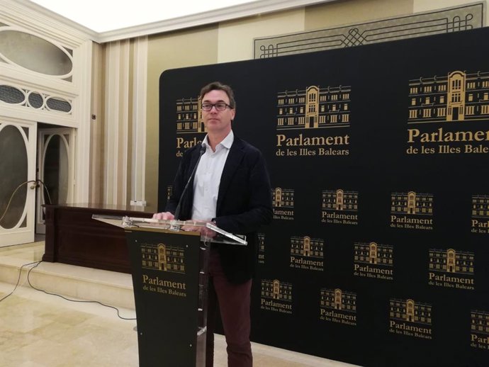 El portavoz del PP, Antoni Costa, en rueda de prensa en el Parlament.
