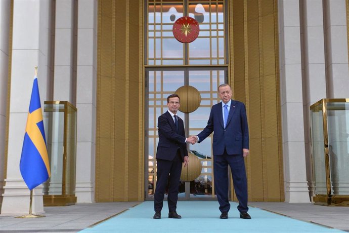 Archivo - El presidente de Turquía, Recep Tayyip Erdogan, recibe en Ankara al primer ministro de Suecia, Ulf Kristersson