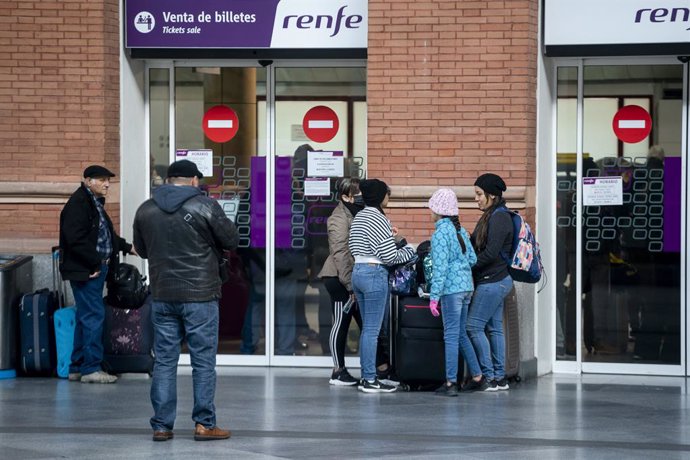 Varias personas esperan en la estación Puerta de Atocha-Almudena Grandes con motivo del inicio del Puente de la Constitución, a 2 de diciembre de 2022, en Madrid (España).