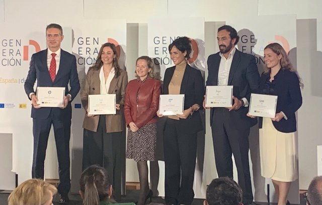 Archivo - El director general de Sage, José Luis Martín Zabala (2d) junto con la viecepresidenta primera y ministra de asuntos económicos, Nadia Calviño (3i), durante el acto de presentación de la firma del pacto por la Generación D