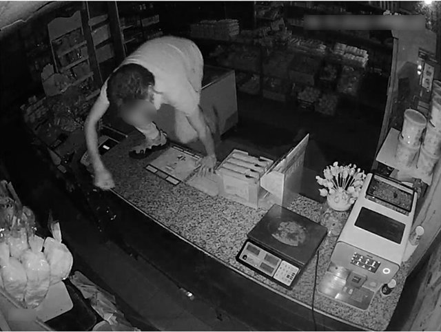 Captura de la grabación de una cámara de seguridad durante uno de los robos
