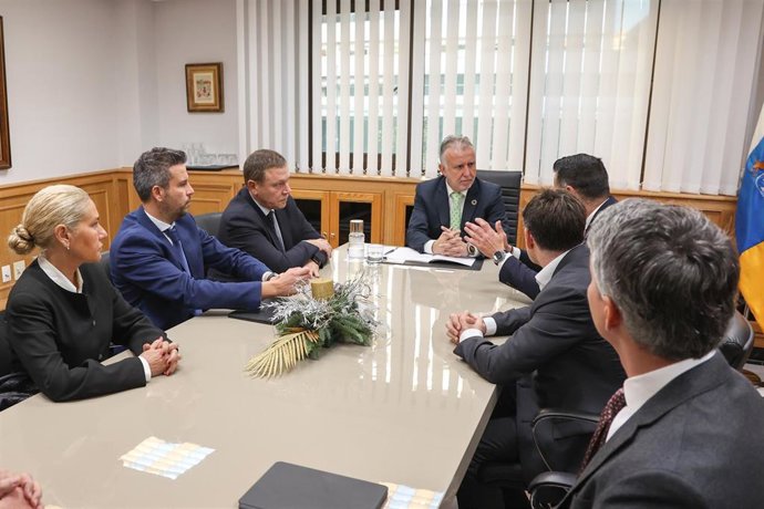 El presidente de Canarias, Ángel Víctor Torres, recibe al máximo responsable de Global Ports Holding