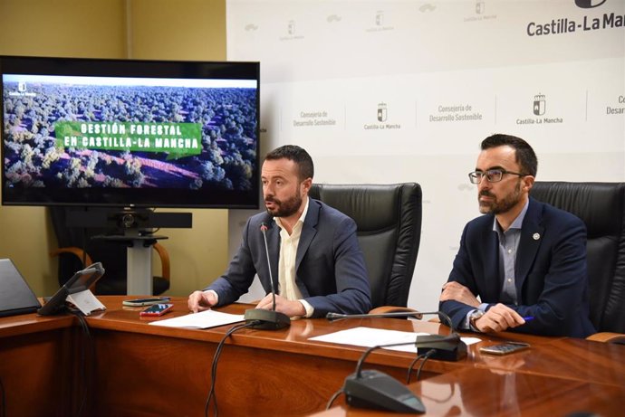 Rueda de prensa del consejero del ramo, José Luis Escudero, acompañado por el director general de Medio Natural y Diversidad, Félix Romero,