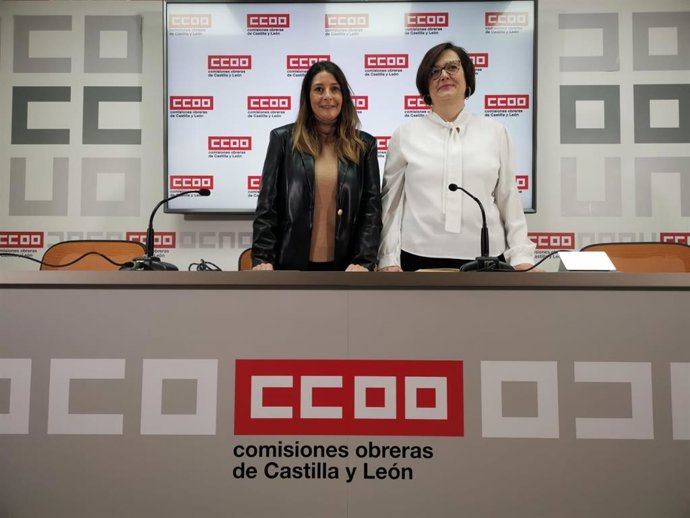 La secretaria de Mujeres y Políticas de Igualdad de CCOO Castilla y León, Yolanda Martín (i), y la secretaria confederal de Mujeres, Igualdad y Condiciones de Trabajo de CCOO, Carolina Vidal, en la rueda de prensa.