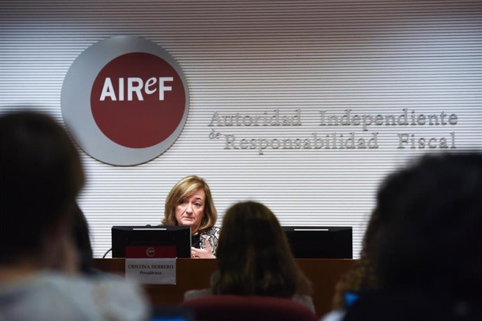 Archivo - La presidenta de la AIReF, Cristina Herrero, interviene durante una rueda de prensa de la Autoridad Independiente de Responsabilidad Fiscal (AIReF), en la sede de AIReF, a 25 de octubre de 2022, en Madrid (España). Durante la rueda de prensa s