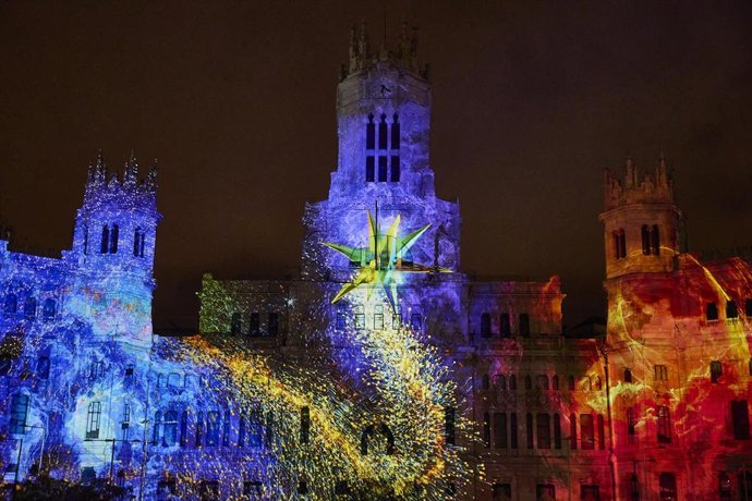 Escenas del espectáculo visual realizado mediante videomapping proyectadas en la fachada del Ayuntamiento de Madrid, Palacio de Cibeles, a 17 de diciembre de 2022, en Madrid (España). El Área de Cultura, Turismo y Deporte del Ayuntamiento de Madrid feli