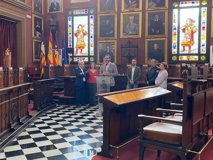 El alcalde de Palma, José Hila, explica en rueda de prensa la compra de los terrenos del Lluís Sitjar.