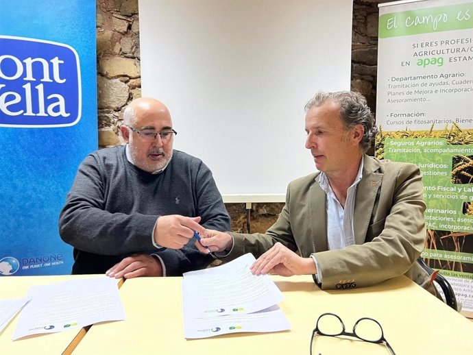 Miguel Ángel Casado, director de la planta de agua mineral Font Vella, y Juan José Laso, presidente de APAGCoagral