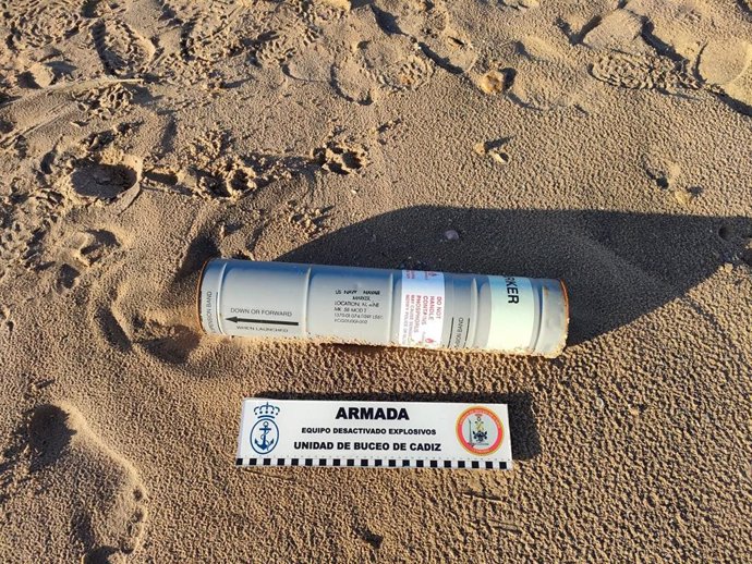 Uno de los artefactos explosivos localizados en la playa de Camposoto de San Fernando (Cádiz)