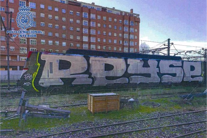 "La Policía Nacional Detiene A 28 Grafiteros Por Realizar Pintadas Que Causaron Daños Por Valor De 600.000 Euros En Vagones De Trenes" (Hay Imágenes)