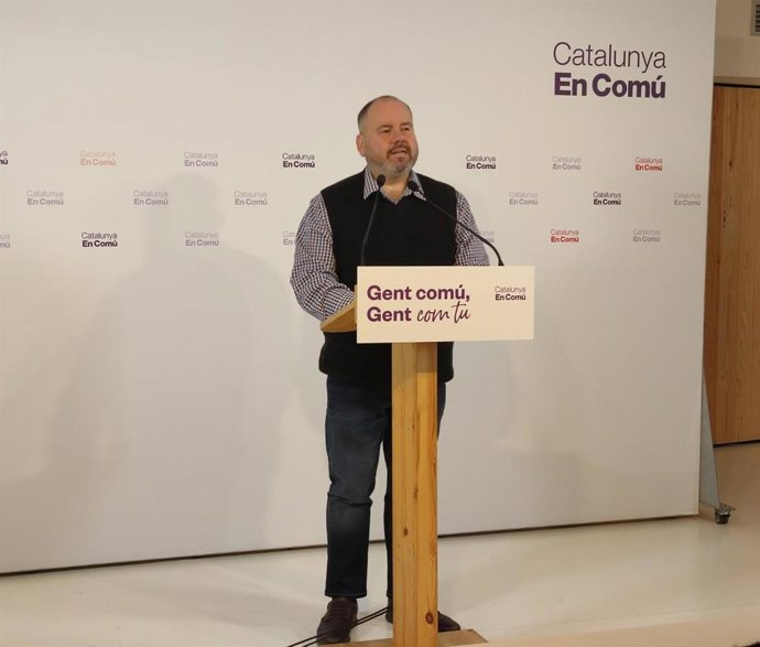 El portavoz de los comuns y diputado en el Congreso, Joan Mena, en rueda de prensa.