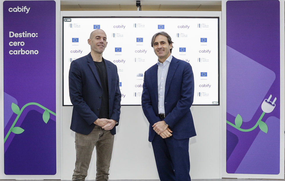 El presidente ejecutivo de Cabify, Juan de Antonio, y el el director de Equidad y Financiación de proyectos del BEI, Alessandro Izzo