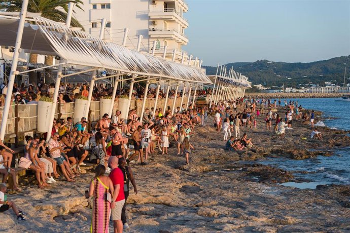 Archivo - Turistas en Ibiza (Baleares)