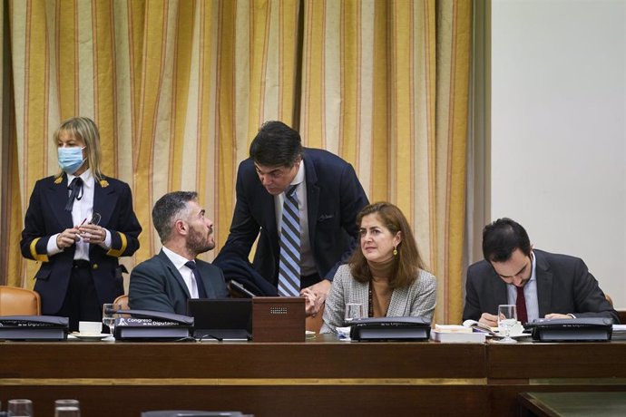 El presidente de la Comisión, Felipe Jesús Sicilia (1i), conversa con el vicepresidente segundo de la Comisión, Carlos Rojas (2i), durante la comisión de Justicia