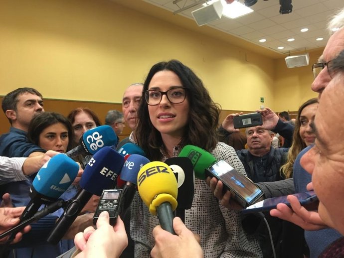 Aitana Mas junto a Joan Baldoví, Ribó y Navarro en el acto en Alicante