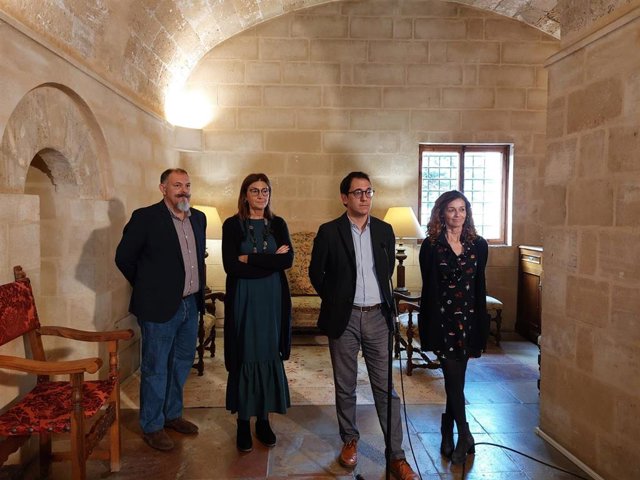El conseller de Modelo Económico, Turismo y Trabajo, Iago Negueruela, en rueda de prensa, junto a la presidenta de Uctaib, Malena Riudavets, y la presidenta de la Federación de Cooperativas de Baleares, Jerónima Bonafé.