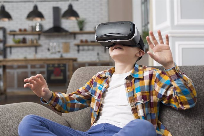Archivo - Un niño usando gafas de realidad virtual