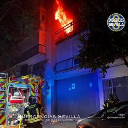 Los Bomberos actuando en la calle Andrés Bernáldez en el incendio de una vivienda.