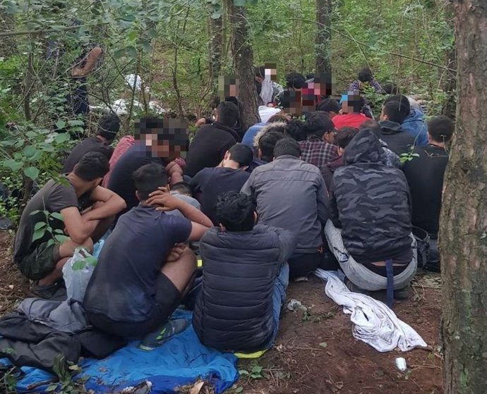Archivo - Migrantes afganos interceptados en la frontera de Hungría
