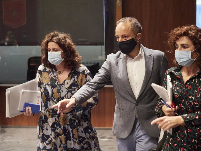 Archivo - Los parlamentarios de Navarra Suma Marta Álvarez (1i); Juan Luis Sánchez de Muniáin (c), y Yolanda Ibáñez.