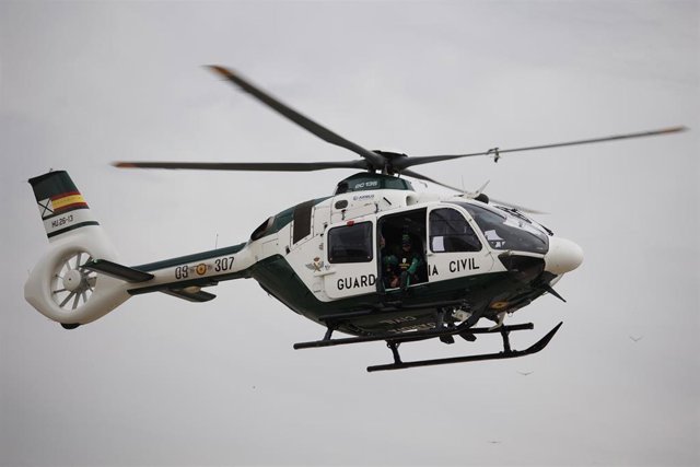 Archivo - Un helicóptero de la Guardia Civil