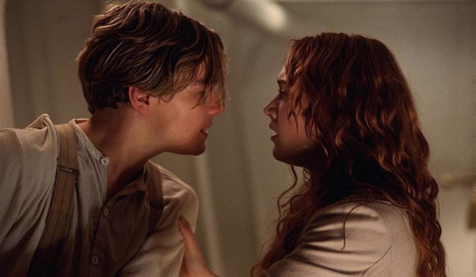 Leonardo DiCaprio y Kate Winslet en el final de Titanic