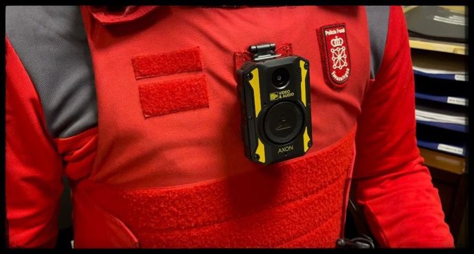 Cámara en un agente de la Policía Foral.