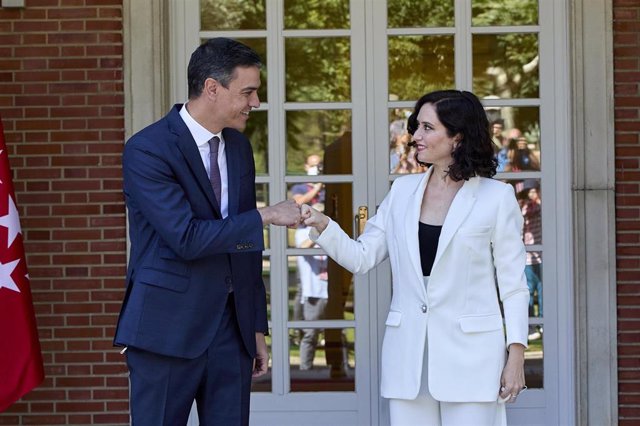 Archivo - EP- Selección fotos 2021: El presidente del Gobierno, Pedro Sánchez, recibe a la presidenta de la Comunidad de Madrid, Isabel Díaz Ayuso, a 9 de julio de 2021, en el Palacio de la Moncloa, Madrid, (España). El encuentro, que se produce después d