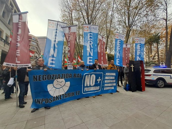 ErNE y Euspel acusan al Gobierno Vasco de "dejar morir" la Ertzaintza y anuncian que intensificarán sus protestas