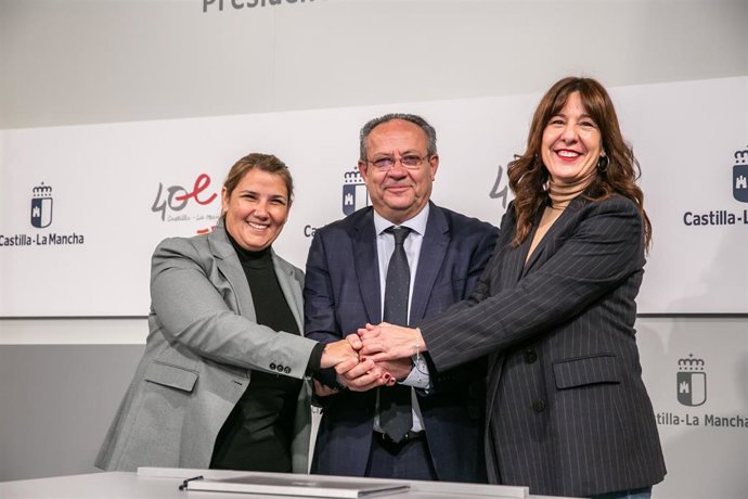 El Consejero De Hacienda Y Administraciones Públicas, Juan Alfonso Ruiz Molina; La Consejera De Igualdad, Blanca Fernández; Y La Presidenta De La Federación Española De Municipios Y Provincias De Castilla-La Mancha, Tita García Élez, Firman Un Convenio.
