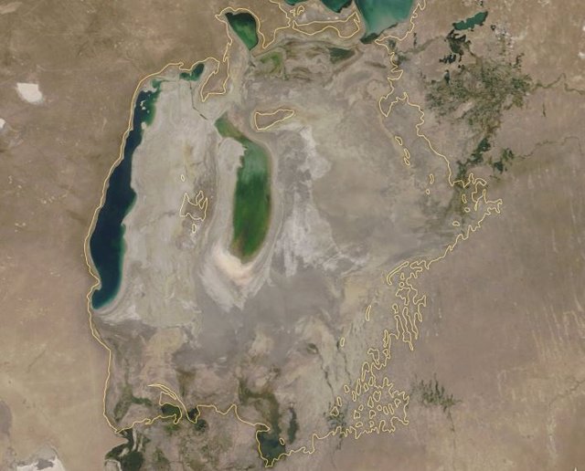 Restos del Mar de Aral. La línea sigue la costa de esta masa de agua en 1963