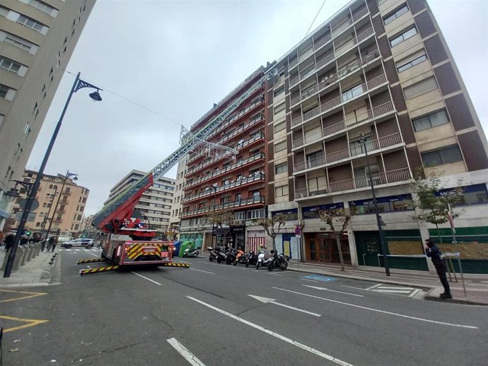 Los Bomberos actuando en el número 6 de la calle María Zambrano de Logroño donde ha aparecido muerto un hombre de 85 años
