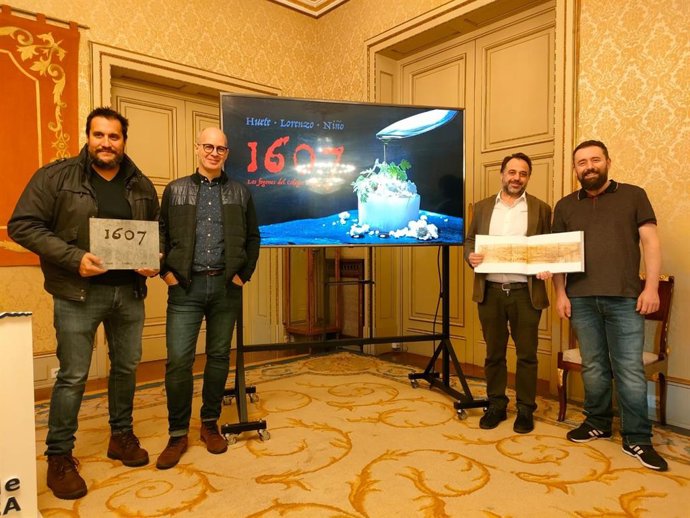 Santiago Huete, Lui F.. Lorenzo, el concejal Fernando Castaño y César Niño, de izquierda a derecha, en la presentación del libro '1607. Los fogones del Colegio Mayor' .