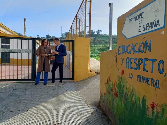 La Parlamentaria Andaluza Por El PSOE De Huelva Susana Rivas, Junto Al Senador Del PSOE, Jesús González, En El CEIP Príncipe De España De La Capital.